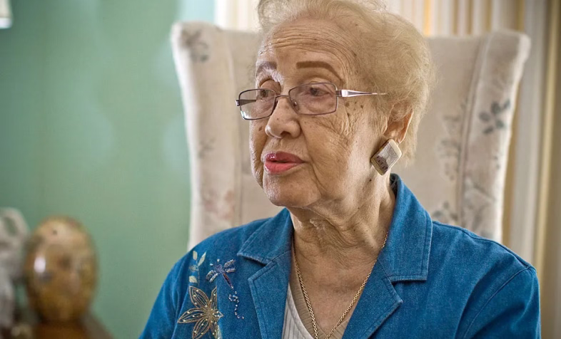 Photo de Katherine Johnson agée lors d'une interview