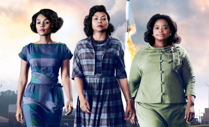 Mary Jackson, Katherine Johnson et Dorothy Vaughan marchant devant une fusée en décollage (affiche du film Les figures de l'ombre)