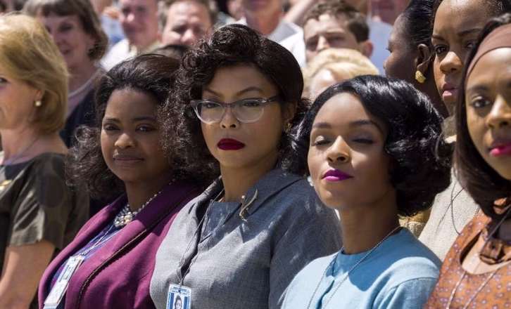 Cérémonie de la NASA avec les protagonistes devant (scène du film)