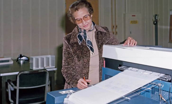 Photo de Katherine Johnson utilisant une imprimante